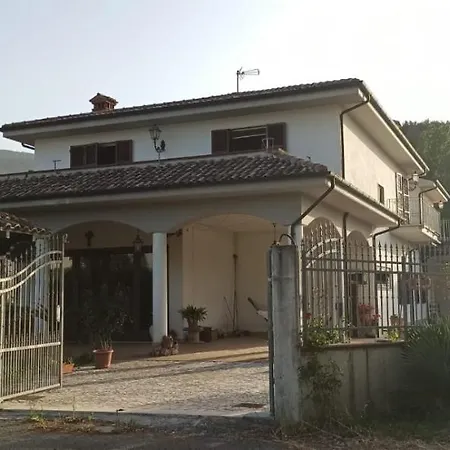 Guest house Spaziosa Camera Tripla Con Giardino *